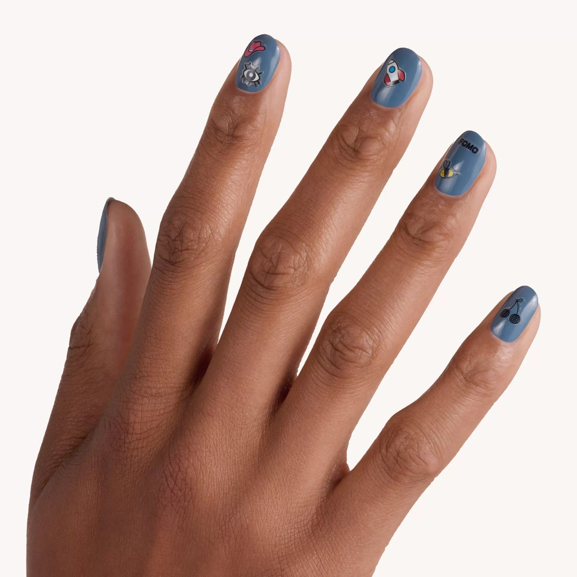 essence Nail Art | rendi la tua manicure più divertente con gli adesivi per unghie