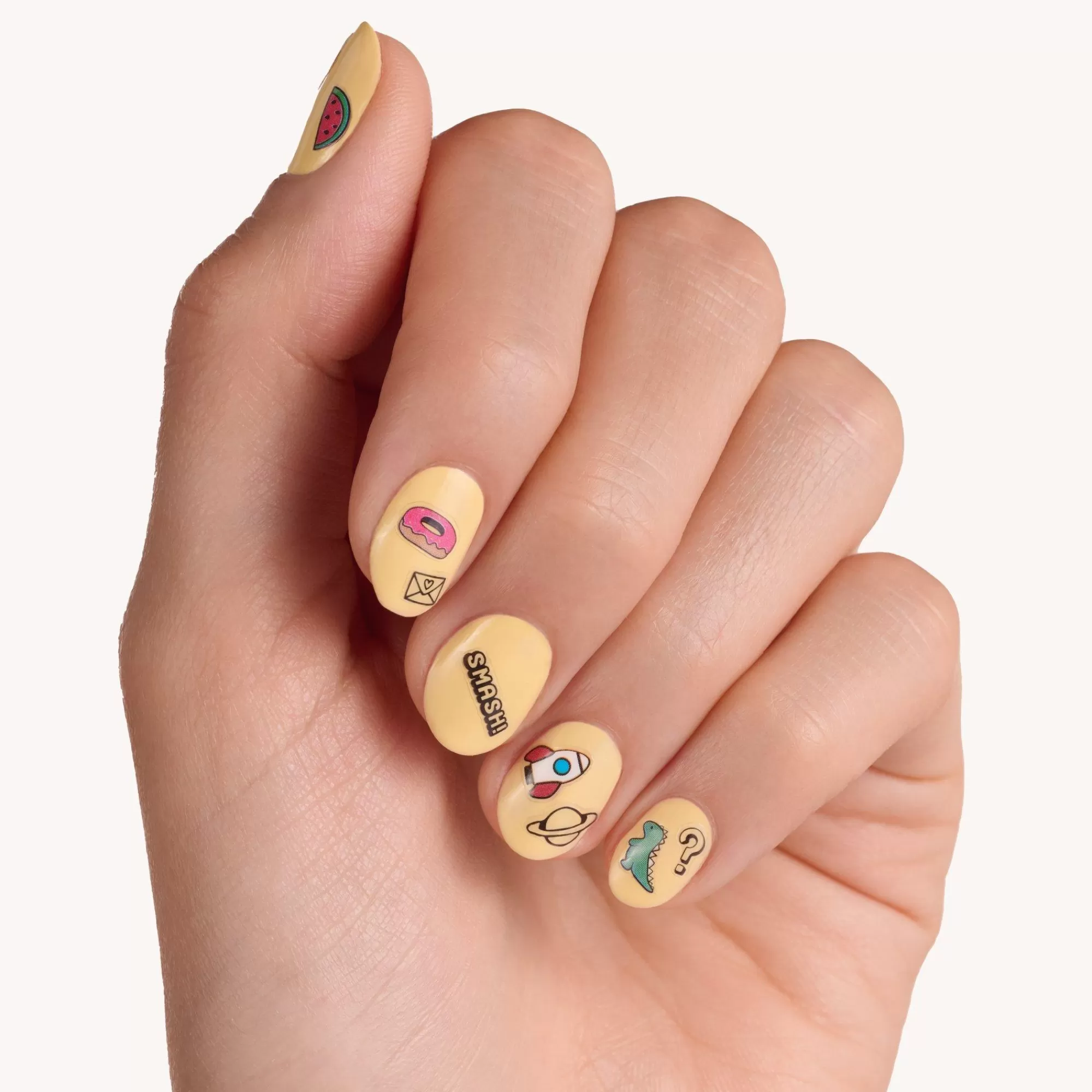 essence Nail Art | rendi la tua manicure più divertente con gli adesivi per unghie